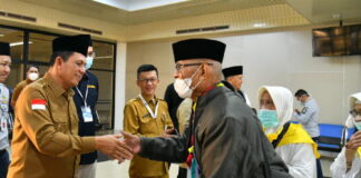 Gubernur Ansar Sambut Kepulangan 363 Jemaah Haji Kloter Pertama