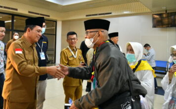 Gubernur Ansar Sambut Kepulangan 363 Jemaah Haji Kloter Pertama