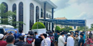 Ratusan Pelayat Sambut Kedatangan Jenazah Ibunda Bupati Natuna di Rumah Duka