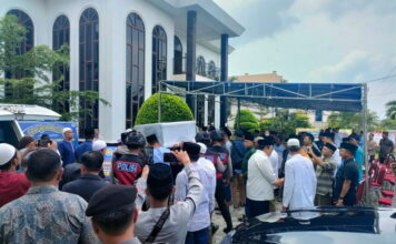 Ratusan Pelayat Sambut Kedatangan Jenazah Ibunda Bupati Natuna di Rumah Duka