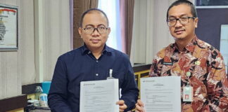 BRK Syariah Kepri Serahkan CSR Penerangan Jalan ke Pemda Natuna