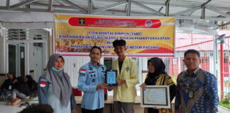 Ditandai dengan Pemberian Sertifikat, KKN Mahasiswa Sungai Rimbang Resmi Ditutup