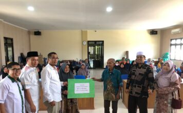 Pj Wali Kota Payakumbuh Serahkan Bantuan kepada 41 KK Tergolong Miskin Ekstrim