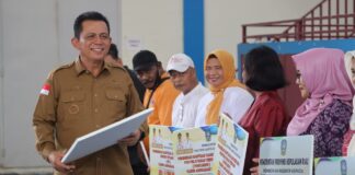 Gubernur Ansar Serahkan Insentif dan Bantuan Hibah Senilai Rp62 Miliar di Kota Batam