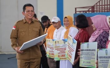 Gubernur Ansar Serahkan Insentif dan Bantuan Hibah Senilai Rp62 Miliar di Kota Batam