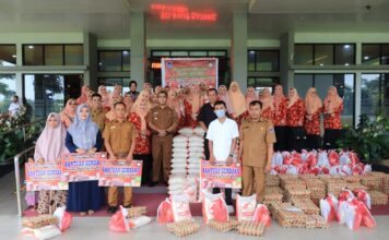 ASN Peduli, Pj Wali Kota Payakumbuh bersama DWP Serahkan Bantuan Sembako