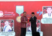 Bupati dan Ketua TP PKK Lampung Utara Terima Penghargaan Manggala Karya Kencana