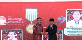 Bupati dan Ketua TP PKK Lampung Utara Terima Penghargaan Manggala Karya Kencana