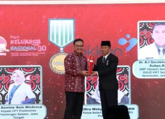 Bupati dan Ketua TP PKK Lampung Utara Terima Penghargaan Manggala Karya Kencana