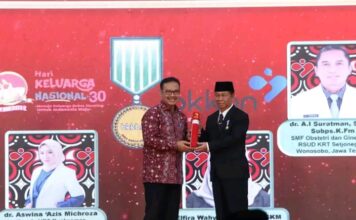 Bupati dan Ketua TP PKK Lampung Utara Terima Penghargaan Manggala Karya Kencana