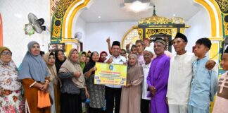 Gubernur Ansar Serahkan Bantuan Rp1,4 Miliar Untuk Korban Bencana Angin Puting Beliung di Pulau Kasu Batam