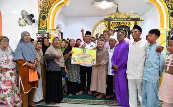 Gubernur Ansar Serahkan Bantuan Rp1,4 Miliar Untuk Korban Bencana Angin Puting Beliung di Pulau Kasu Batam
