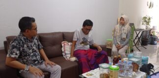 Besuk Pengurus yang Sakit, Candra : Kami Keluarga Terdekat