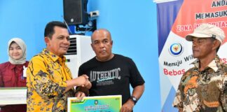 Gubernur Ansar Serahkan Alat Tangkap Perikanan Untuk Nelayan Kota Batam