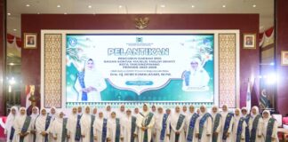 Dewi Ansar Lantik Pengurus BKMT Kota Tanjungpinang Periode 2023-2028