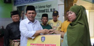 Gubernur Ansar Serahkan Bantuan Senilai Rp428,6 Juta Untuk Korban Kebakaran Pulau Buluh