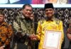 Bupati Safaruddin Terima Penghargaan sebagai Tokoh Penggerak Koperasi Madya