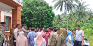 Kantor Desa Selaut Desegel Warga, Kapolsek dan Forkopimcam Bunguran Barat Gerak Cepat Selesaikan Persoalan