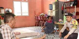 Bhabinkamtibmas Desa Kote Briptu Hendri Eko Susanto Jenguk Wartawan yang Sedang Sakit