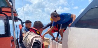 Tim SAR Gabungan Evakuasi 7 WNA Penumpang Yacht Eagle Wings yang Bocor di Perairan Anambas