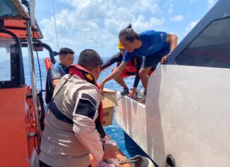 Tim SAR Gabungan Evakuasi 7 WNA Penumpang Yacht Eagle Wings yang Bocor di Perairan Anambas