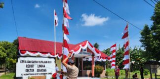 Semarakkan HUT RI Ke-78, Polsek Senayang Pasang Umbul-umbul di Depan Kantor