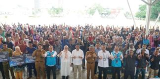 PLN Batam Serahkan Bantuan Paket Sembako untuk Nelayan Tradisional Batam