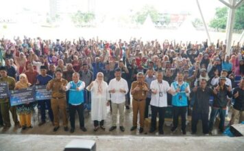 PLN Batam Serahkan Bantuan Paket Sembako untuk Nelayan Tradisional Batam