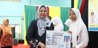 Dewi Ansar Serahkan Akta Notaris Koperasi Sekolah Ke SMK Negeri 1 Gunung Kijang