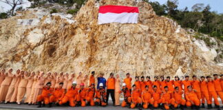 Basarnas Natuna Bentang Bendera Merah Putih Berukuran 9 Meter di Tebing Teluk Depih