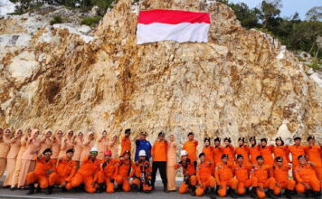 Basarnas Natuna Bentang Bendera Merah Putih Berukuran 9 Meter di Tebing Teluk Depih