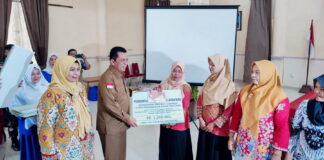 Gubernur Ansar Serahkan Insentif Guru PAUD dan Beasiswa Jenjang Pendidikan Tinggi di Natuna