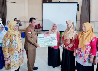Gubernur Ansar Serahkan Insentif Guru PAUD dan Beasiswa Jenjang Pendidikan Tinggi di Natuna