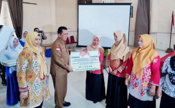 Gubernur Ansar Serahkan Insentif Guru PAUD dan Beasiswa Jenjang Pendidikan Tinggi di Natuna