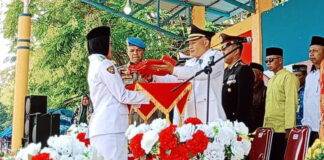 Kapolsek Senayang Memberi Penghormatan di Upacara Kemerdekaan RI ke-78