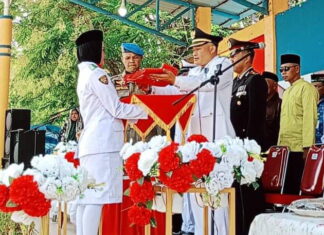 Kapolsek Senayang Memberi Penghormatan di Upacara Kemerdekaan RI ke-78