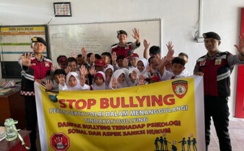 Stop Bullying, Polres Natuna Sambangi Anak-anak Beri Edukasi dan Kasih Sayang