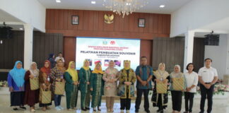 Ketua Dekranasda Sumut Buka Pelatihan Pembuatan Souvenir di Asahan