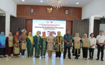 Ketua Dekranasda Sumut Buka Pelatihan Pembuatan Souvenir di Asahan