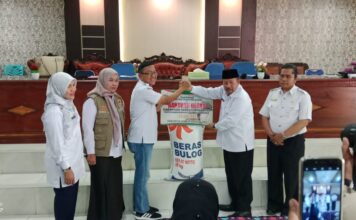 Pemprov Sumbar Serahkan Bantuan bagi Masyarakat Terdampak Longsor Tj Sani