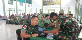 Sambut HUT Ke-5, Batalyon Komposit 1/GP Gelar Donor Darah dan Pembersihan TMP