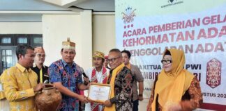 Ketum PWI Pusat Digelari Omas Pena Setia Jaya Lewat Penggolaran Adat Dayak