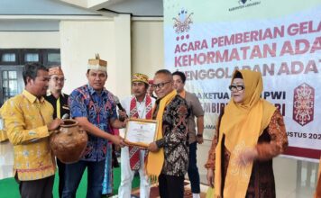 Ketum PWI Pusat Digelari Omas Pena Setia Jaya Lewat Penggolaran Adat Dayak