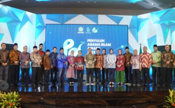 Dukung Penguatan Fungsi Penyuluh Agama, Bupati Safaruddin Terima Penghargaan dari Kemenag RI