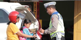 Semarak Hari Kemerdekaan RI Ke-78, Satuan Lalu Lintas Polres Lingga Bagikan Bendera Merah Putih Kepada Pengendara Sepeda Motor