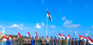Jelang HUT RI Ke-78, Polres Kepulauan Anambas Laksanakan Kirab dan Upacara Pengibaran Bendera Merah Putih Bersama TNI