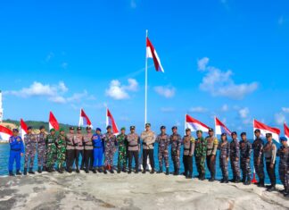 Jelang HUT RI Ke-78, Polres Kepulauan Anambas Laksanakan Kirab dan Upacara Pengibaran Bendera Merah Putih Bersama TNI