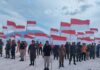 Parade Foto Pemasangan Bendera Merah Putih di Pulau Senoa