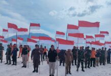 Parade Foto Pemasangan Bendera Merah Putih di Pulau Senoa