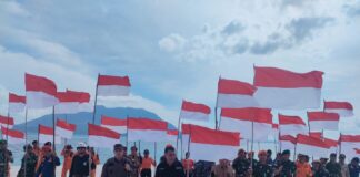Parade Foto Pemasangan Bendera Merah Putih di Pulau Senoa